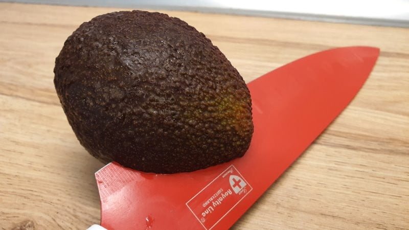 How to peel an avocado 1