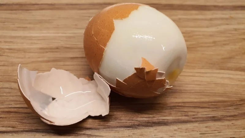 Removing hard-boiled egg shell