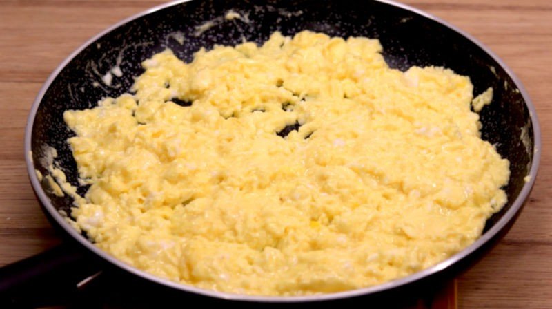 Cheddar scrambled eggs