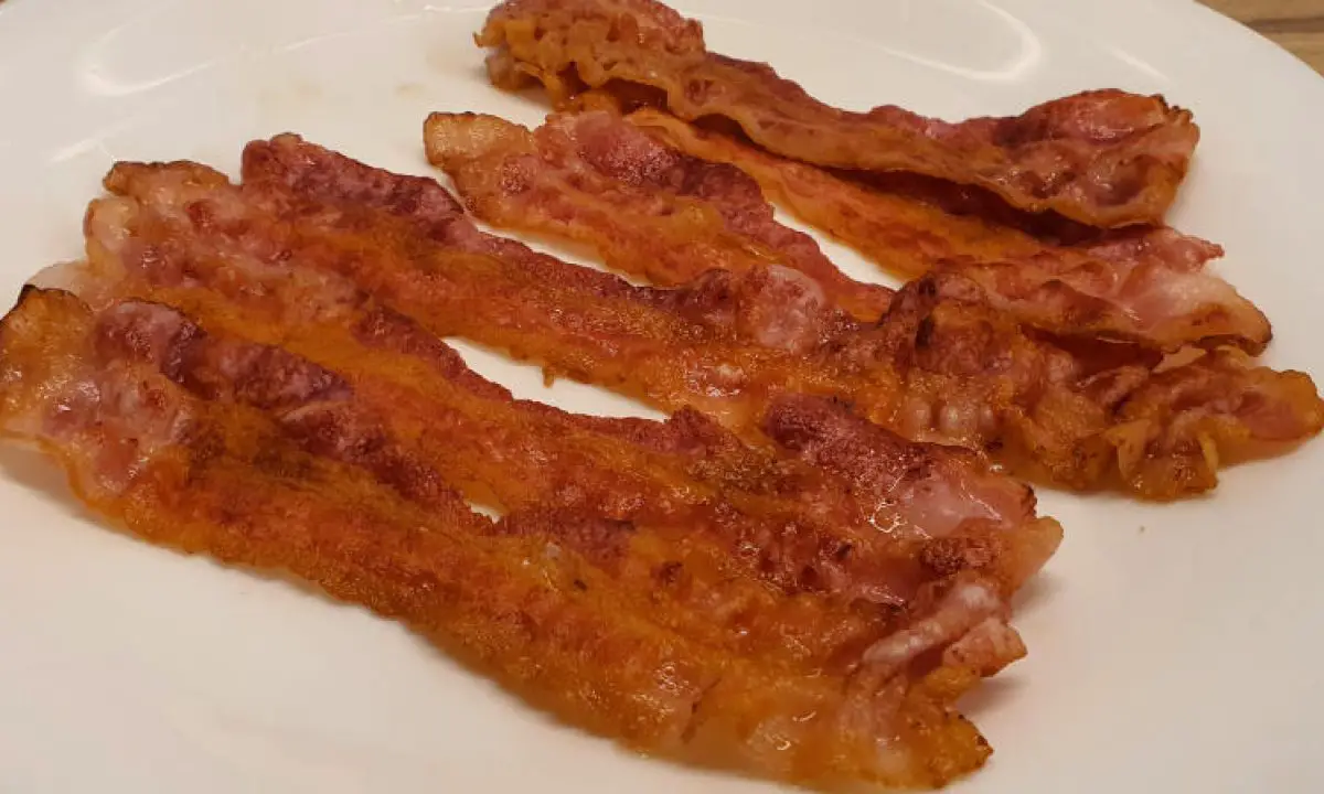 https://jumpingpumpkin.com/wp-content/uploads/2020/10/crispy-pan-fried-bacon-1200x720.jpg