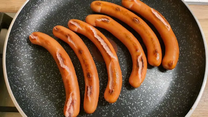 Pan frying hot dogs without scoring