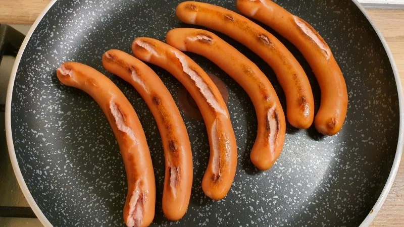 Pan frying hot dogs without scoring