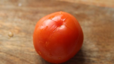Peeling a tomato 3