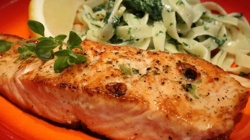 Baked salmon fillet with spinach tagilatelle