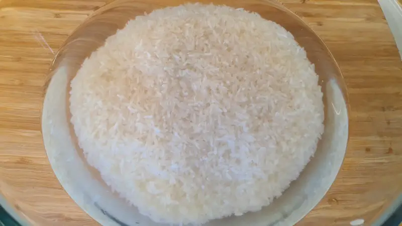 Jasmine rice in clean water