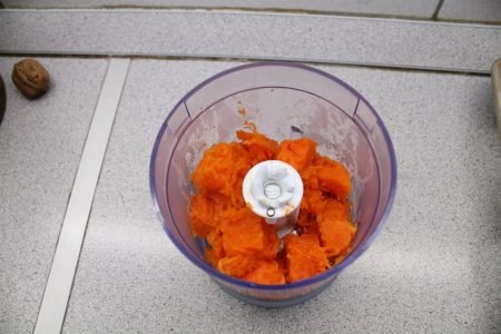 makinMaking homemade pumpkin puree 5