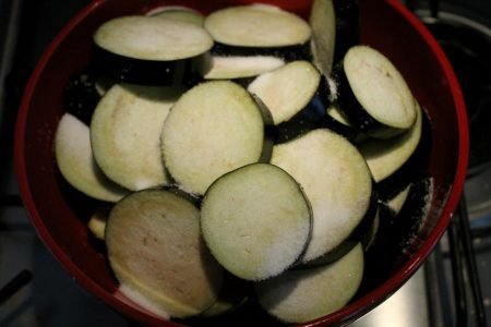 Preparing eggplants for vegan lasagna