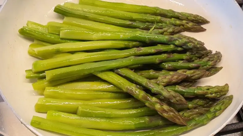 Cooked asparagus with butter and olive oil